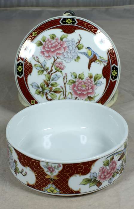 Imari style powder compact