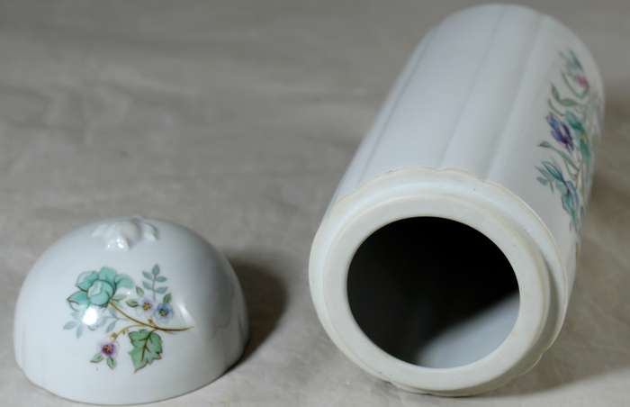 Elizabeth Arden - lidded cylindrical container