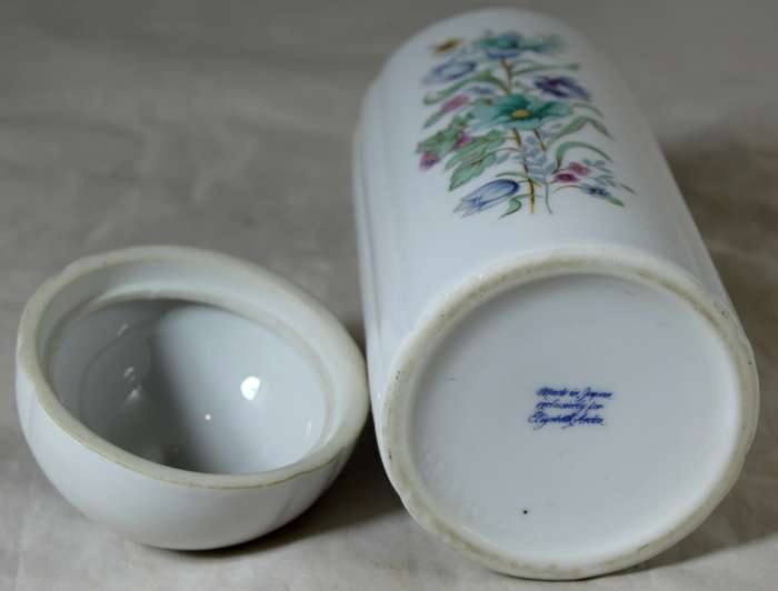 Elizabeth Arden - lidded cylindrical container