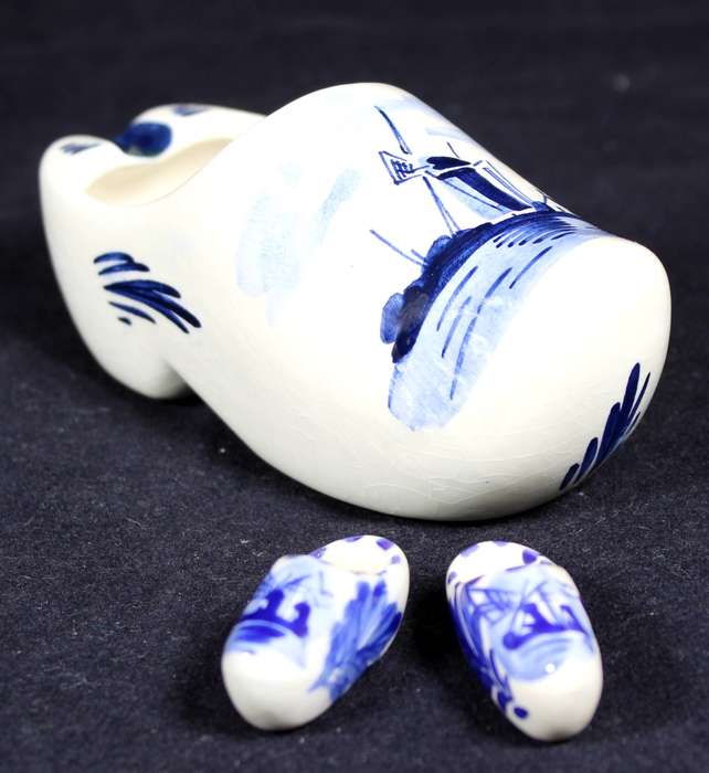 Delf Blauw shoe ashtray & miniature shoes