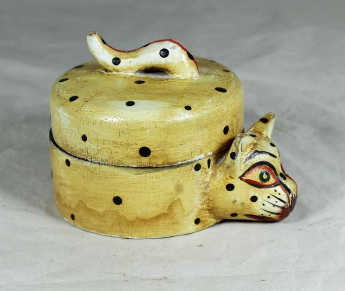 Trinket bowl with carved cat