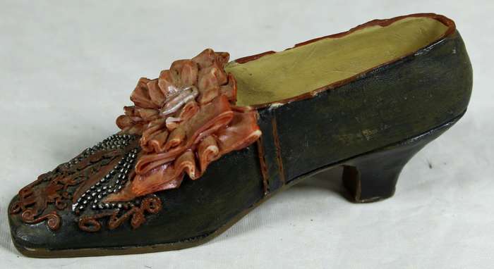 Small molded shoe - brown with orange frills