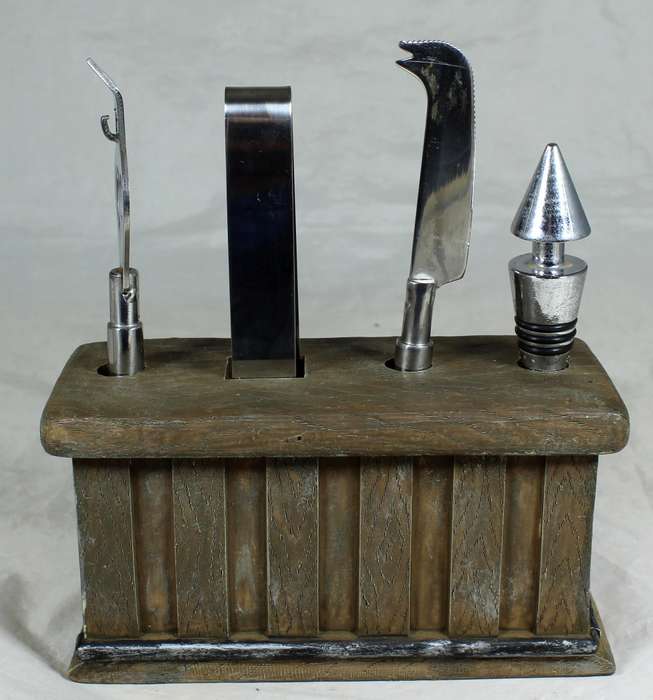 Bar set in a molded base