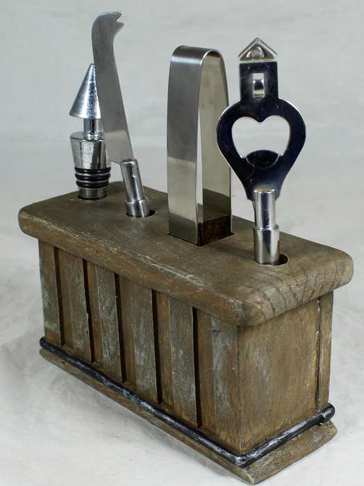Bar set in a molded base