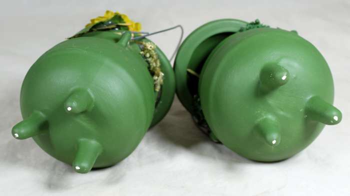 Pair of cow heads on tri-pot