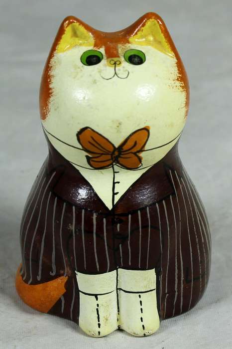 Small distinguished ceramic cat