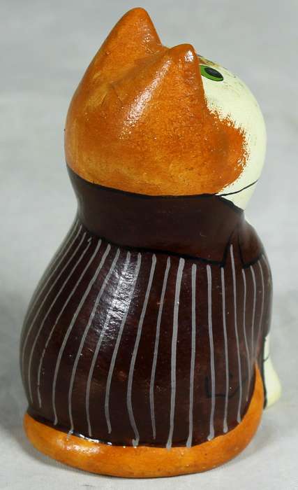 Small distinguished ceramic cat