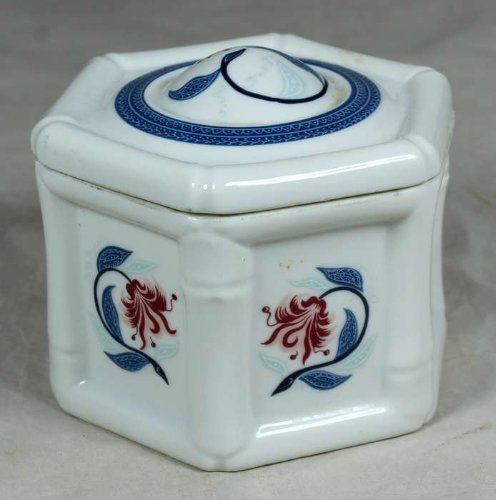 Elizabeth Arden - Royal Pavilion - lidded trinket holder