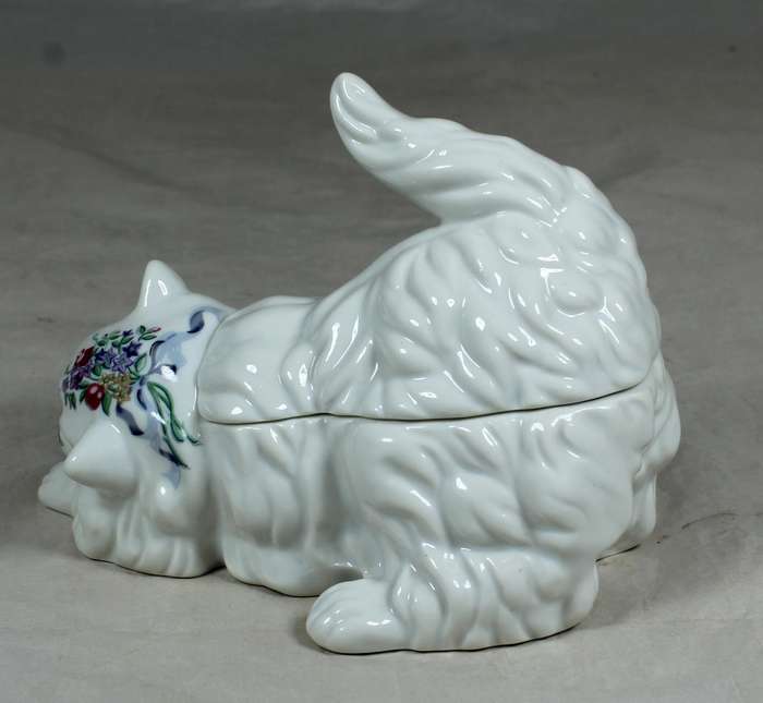 Elizabeth Arden - Southern Heirlooms - playful cat