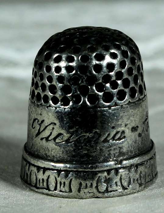 Metal thimble reproduction - Pewter - Queen Victoria & Prince Albert commemorative