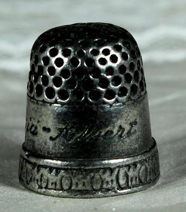 Metal thimble reproduction - Pewter - Queen Victoria & Prince Albert commemorative