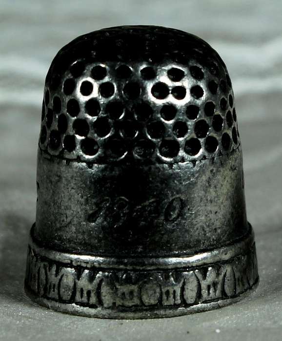 Metal thimble reproduction - Pewter - Queen Victoria & Prince Albert commemorative