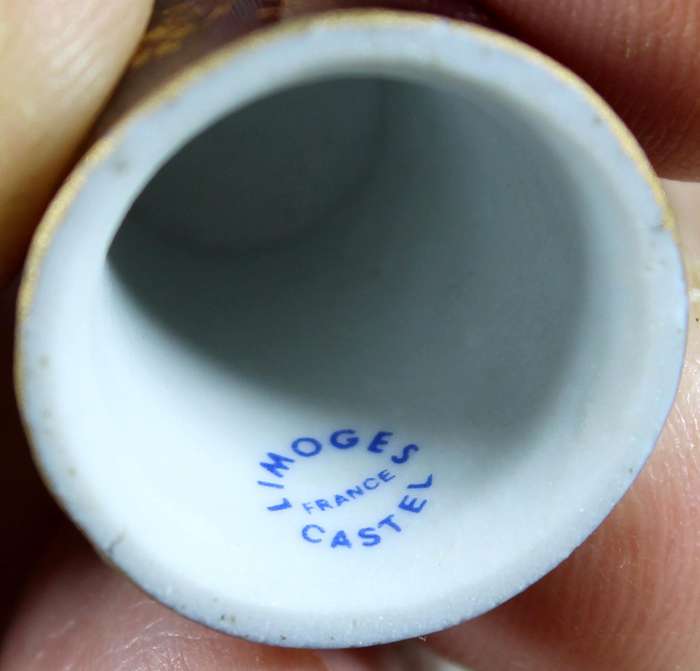 Bone China thimble - Limoges - Golden flowers