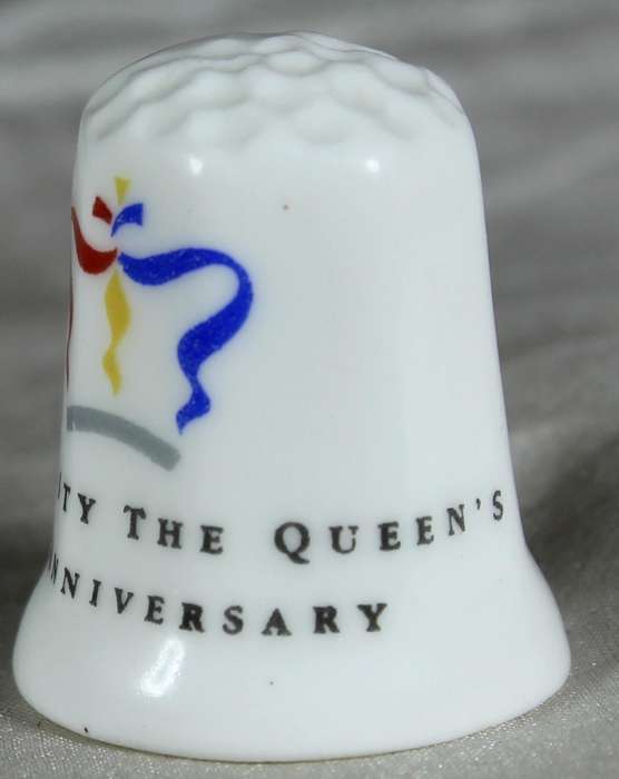 Bone China thimble - Her Majesty the Queen - 40th anniversary - 1992 celebration
