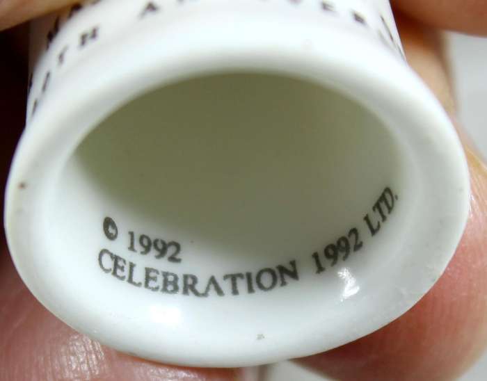 Bone China thimble - Her Majesty the Queen - 40th anniversary - 1992 celebration