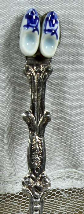 Souvenir spoon - Pair of  Dutch porcelain shoes