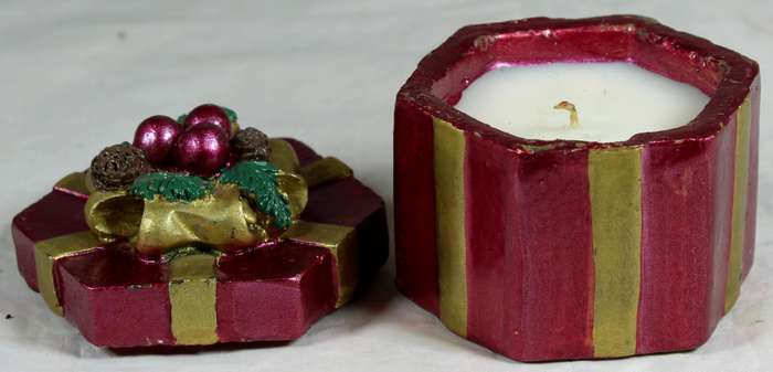 Gift themed candle
