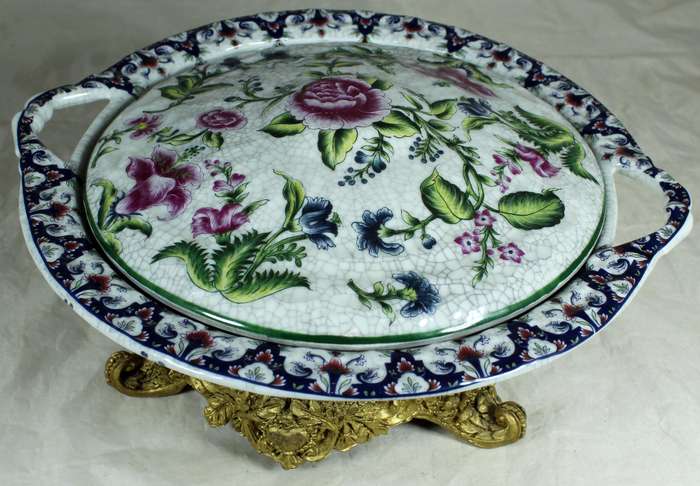 Lidded bowl with crackled glaze on a carved golden base - Liong Ying China