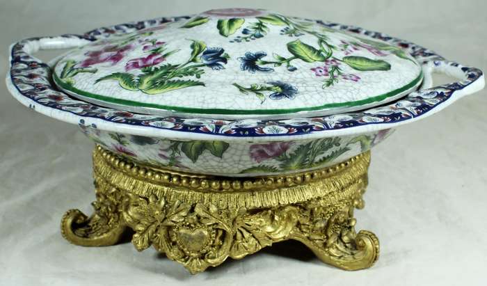 Lidded bowl with crackled glaze on a carved golden base - Liong Ying China