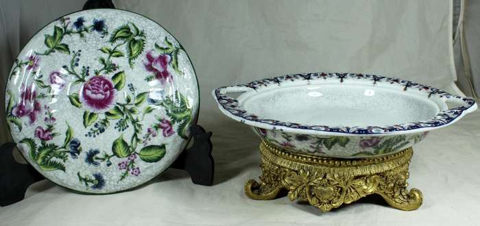 Lidded bowl with crackled glaze on a carved golden base - Liong Ying China