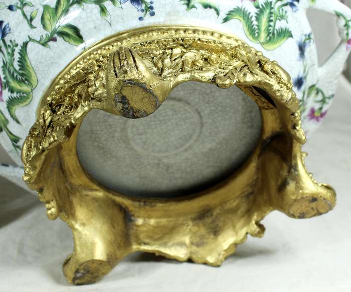 Lidded bowl with crackled glaze on a carved golden base - Liong Ying China