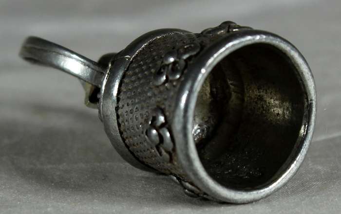 Pewter horseshoe thimble with star