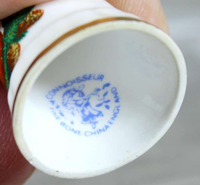 Bone China thimble - Squirrel & flowers - Connoisseur