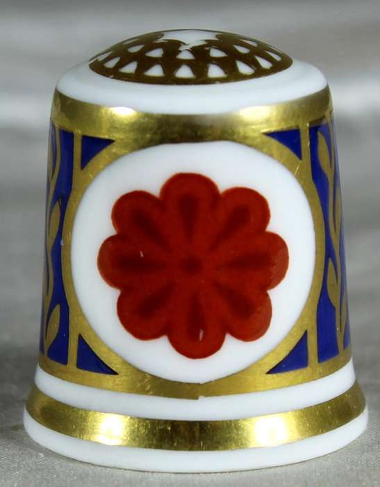 Bone China thimble - Royal Crown derby LVI
