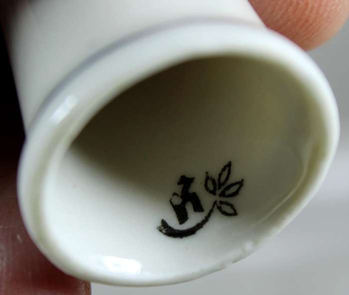 Bone China thimble - tortoise playing a flute - Klima porcelain