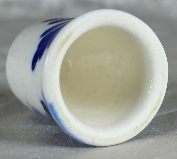 Bone China thimble - blue & white Dutch scene