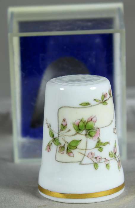 Bone China thimble - Spring - Royal Doulton (1982)