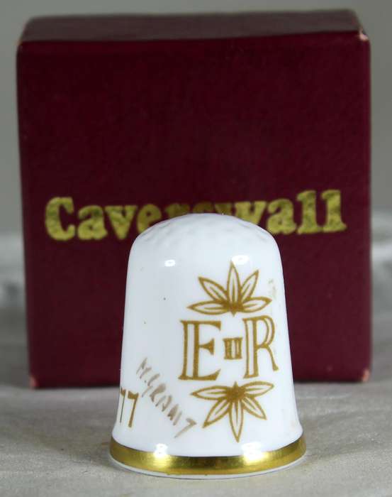 Bone China thimble - ER 1952 - 1977 - Caverswall(in box)