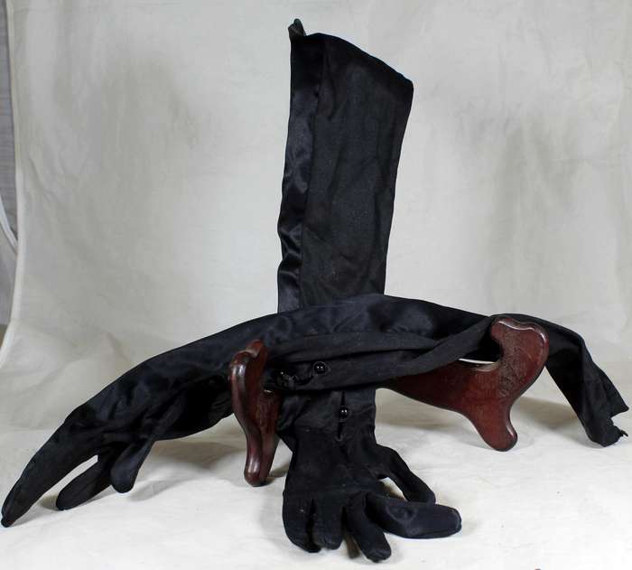 Vintage extra long black gloves - Petit size