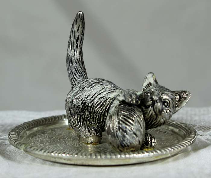 Electroplated silver cat ring holder