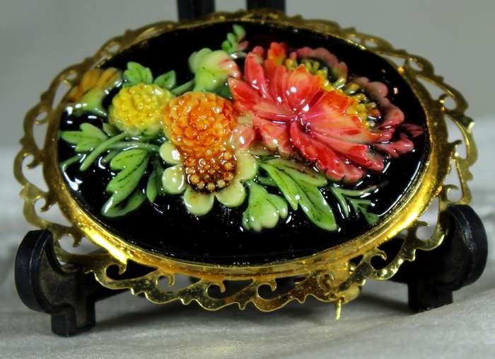 Embossed flower broach