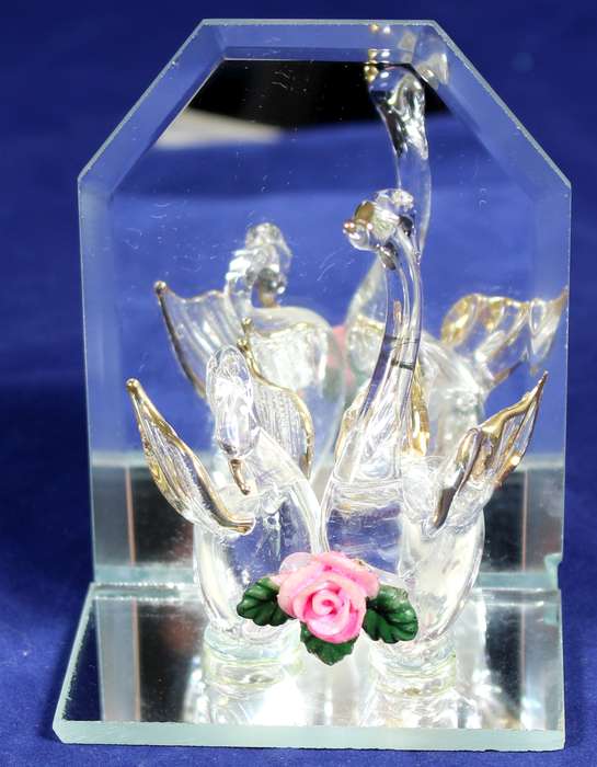 Delicate hand blown glass - swan with pink rose