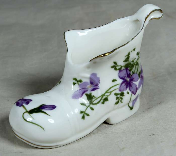 Mini porcelain boot with purple flowers