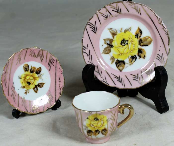Small pink trio with yellow flowers