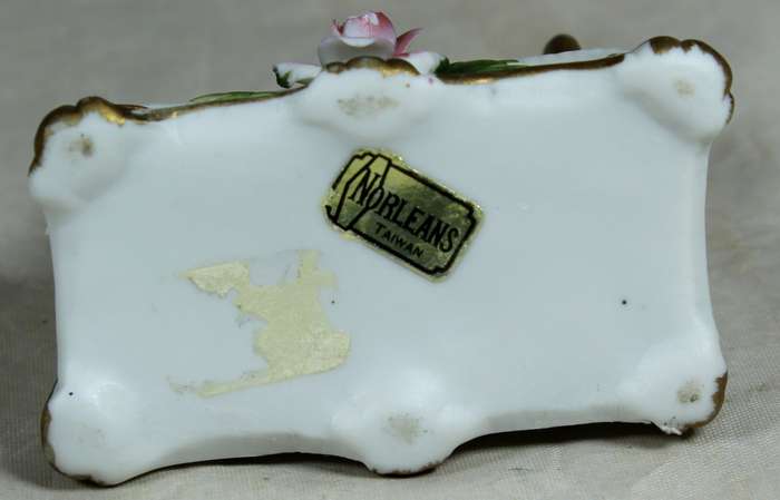 Norleans miniature ceramic sewing machine