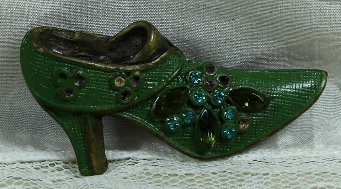 Metal shoe broach with embezzlements