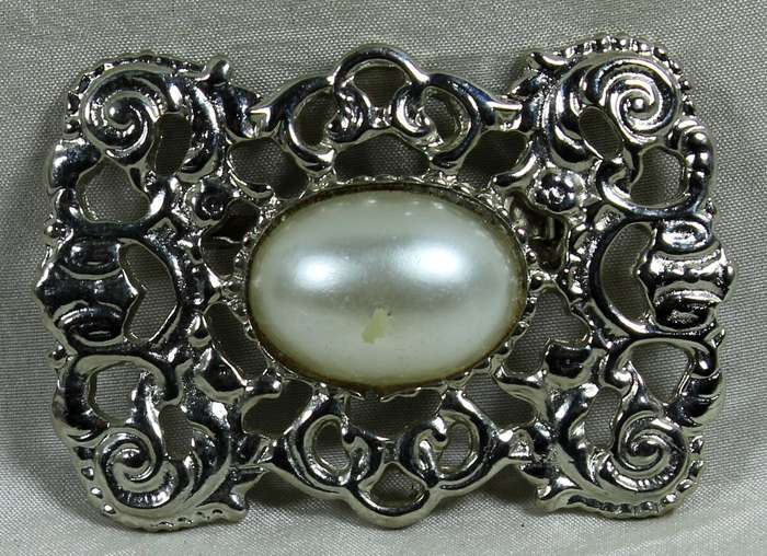 Faux pearl and metal broach