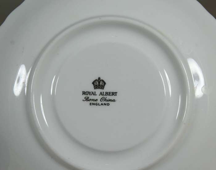 Royal Albert - Vintage saucer