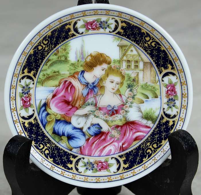 Royal Avon display plate - Victorian couple