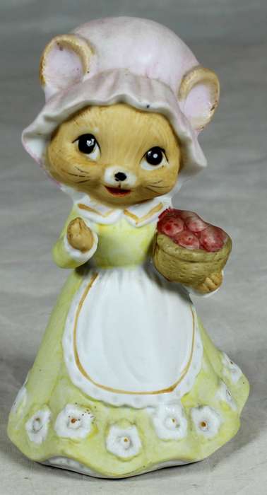 Ceramic mother mouse with a basket