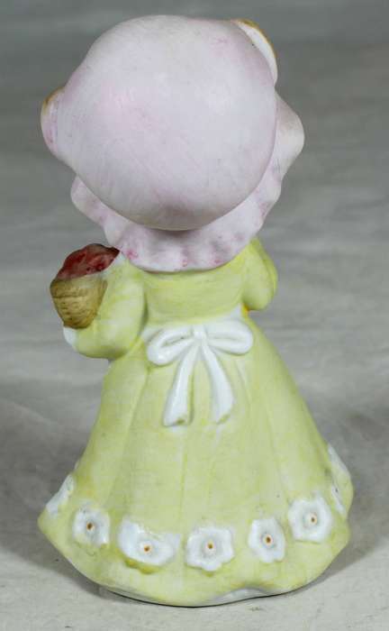 Ceramic mother mouse with a basket