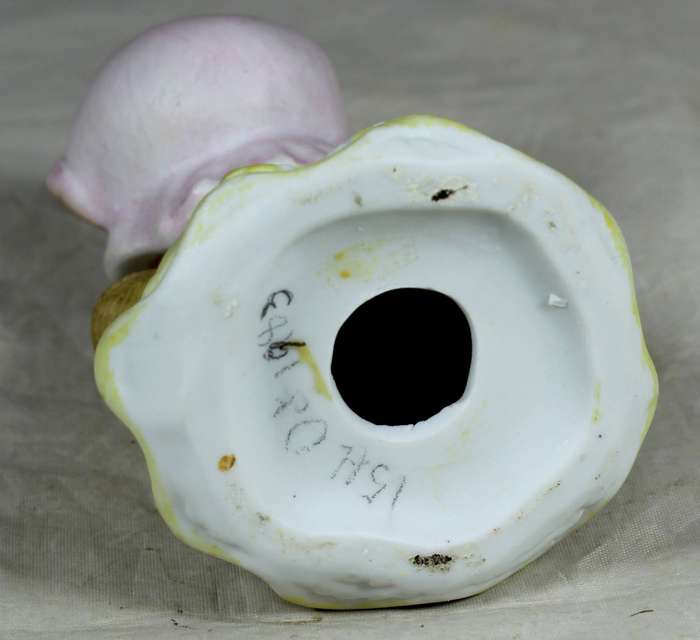 Ceramic mother mouse with a basket