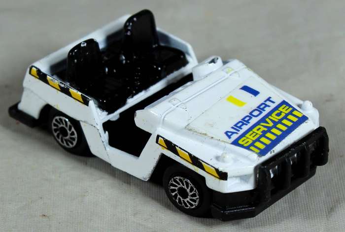 Airport service luggage tug