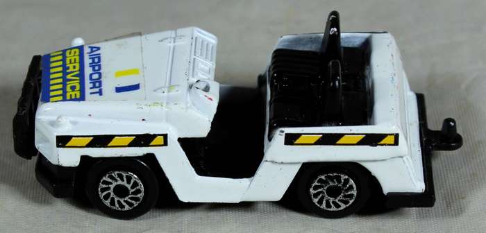 Airport service luggage tug
