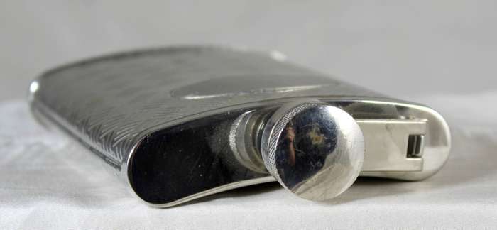 Stainless steel hip flask with cross hatch patterns