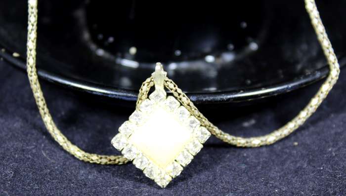 costume jewelry - necklace with pearl